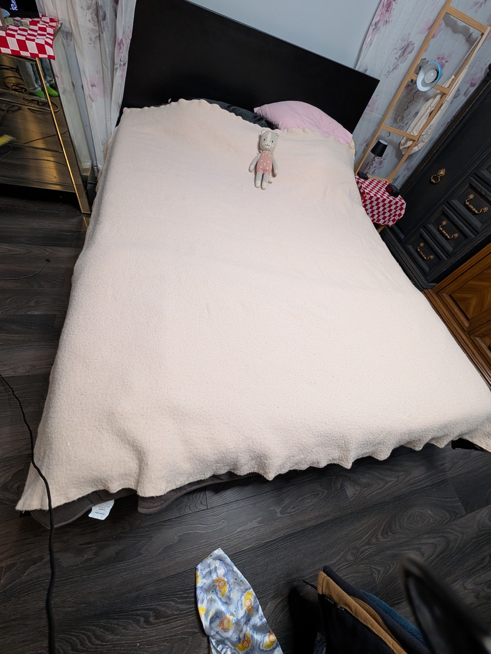 Plush Cream Double Queen Blanket - Soft Cozy Cottage core 70s Vintage Satinend